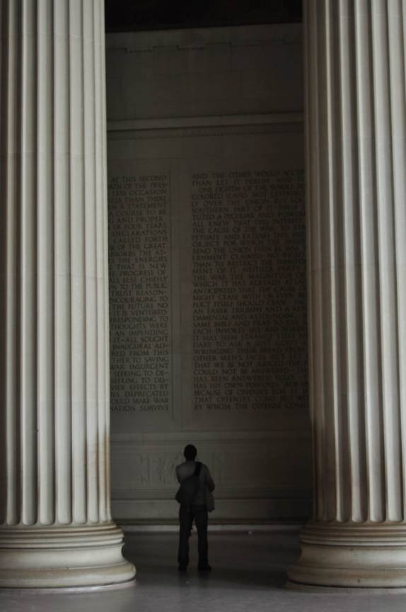 Lendo o discurso de Lincoln no início de seu 2o mandato, em plena guerra civil americana (em Washington DC, capital dos Estados Unidos)